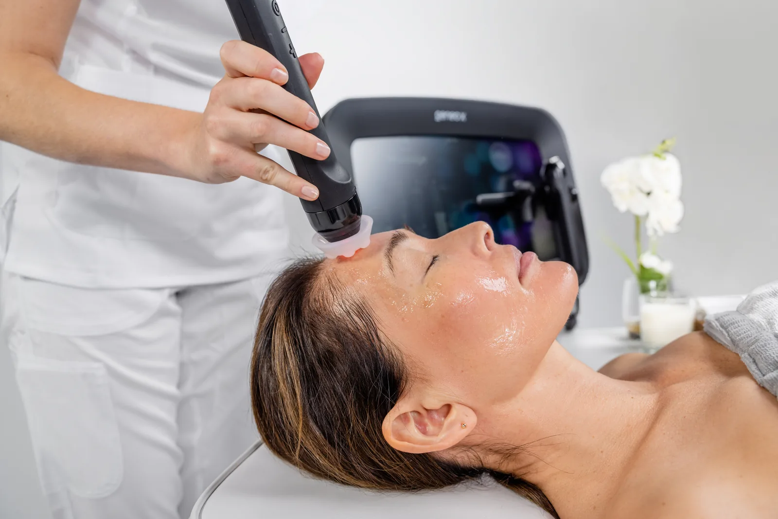 Glo2Facial oxygenating facial treatment in progress at Contour & Sculpt Aesthetics