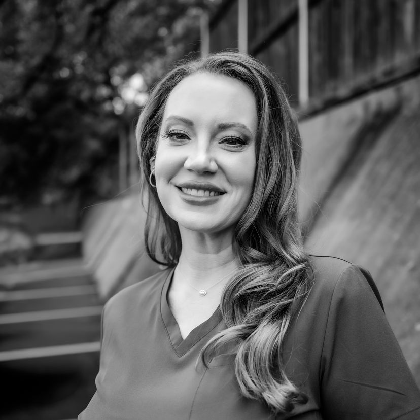 Black and white portrait of Kamryn Kettering, founder of Contour & Sculpt Aesthetics